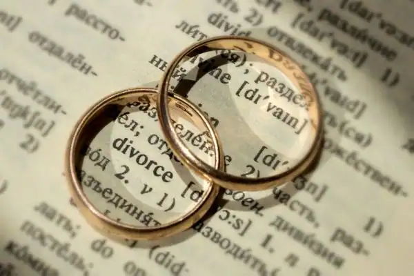 Image of rings removed before divorce mediation Medway